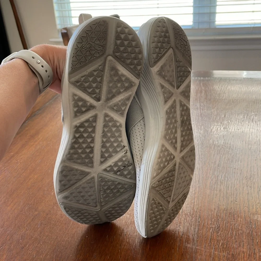 PUMA Women's Light Gray and Pink Slip-On Sneakers - Picture 5 of 7